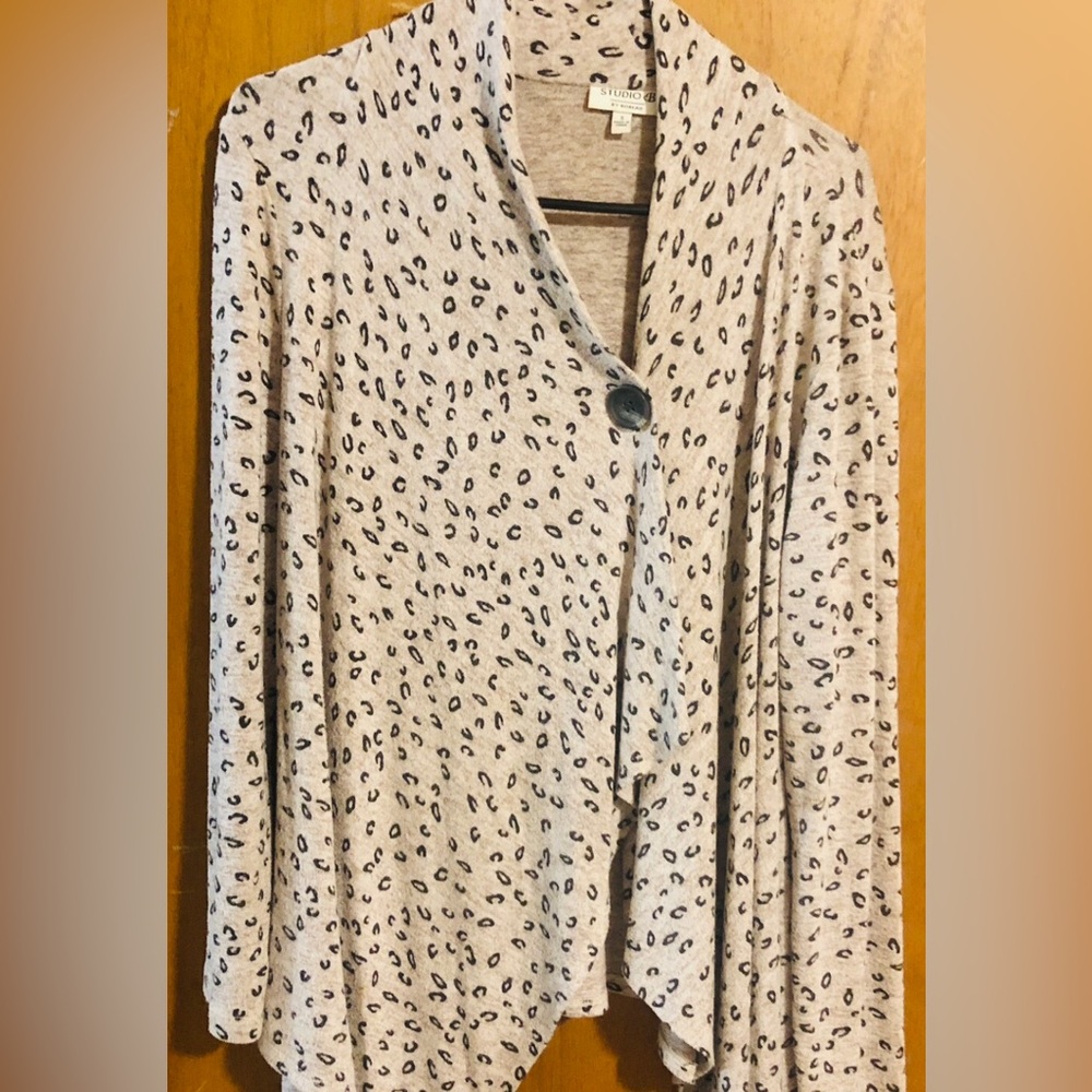 Fun light weight draped sweater from Bobeau size small